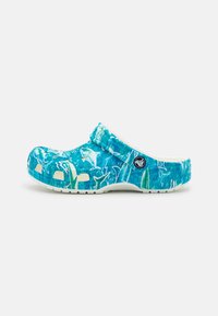 Modré a bílé vzorované dřeváky s uzavřenou špičkou, vyrobené z flexibilního materiálu, s ventilačními otvory a bílou podrážkou.