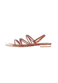 Bruine platte sandalen met meerdere gekruiste banden en een korte blokhak met een metalen accent aan de achterkant van de zool.