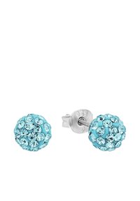 Silverörhängen med runda turkossättningar prydda med flera små ljusblå ädelstenar, visade mot en vit bakgrund.