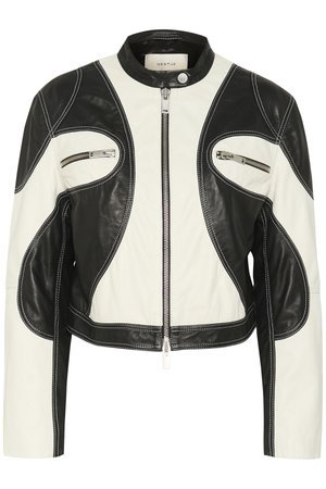Schwarz-weiße Lederjacke mit kurzer Passform, hohem Kragen, Reißverschlusstaschen und kontrastierendem Steppdetail entlang der Nähte.