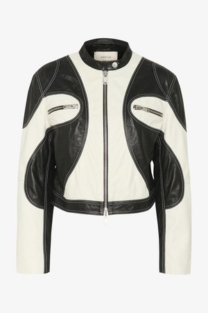 Schwarz-weiße Lederjacke mit kurzer Passform, hohem Kragen, Reißverschlusstaschen und kontrastierendem Steppdetail entlang der Nähte.