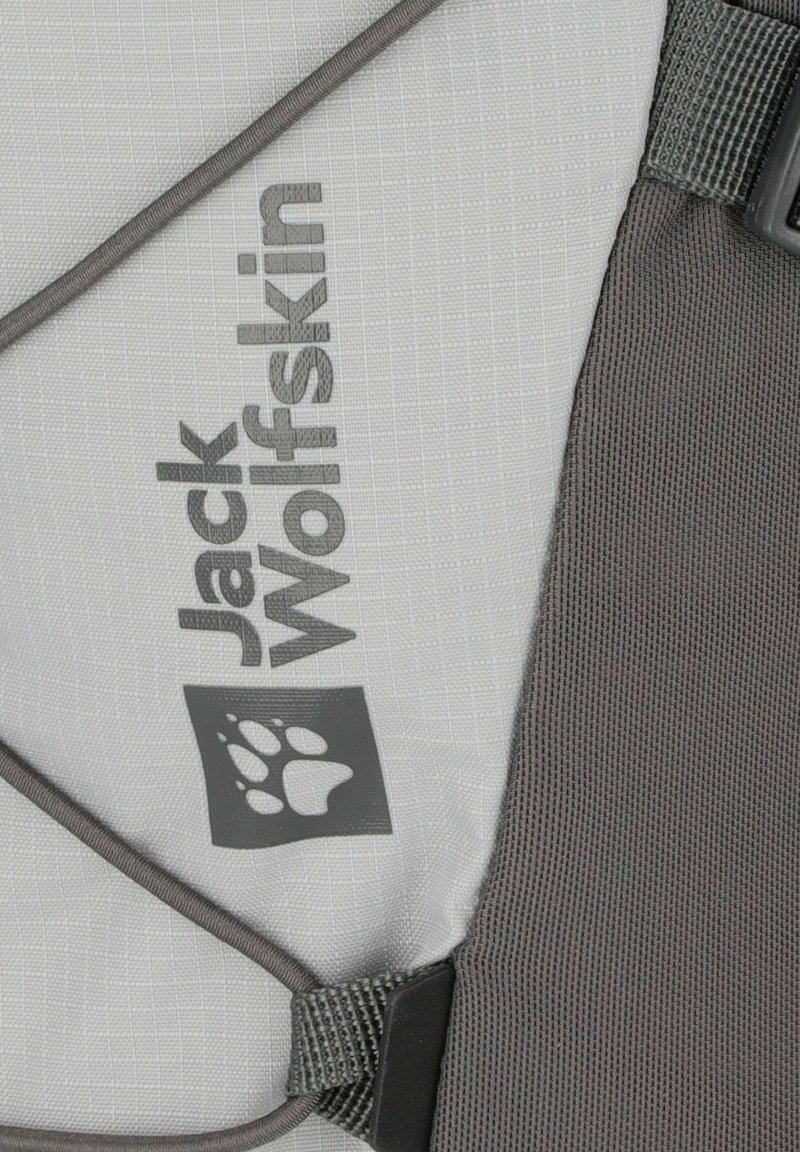 Grau-weißer Jack Wolfskin Stoff mit einem Pfotenlogo, strukturierten Oberflächen und einem dunkelgrauen Akzentriemen sowie einer Schnalle.