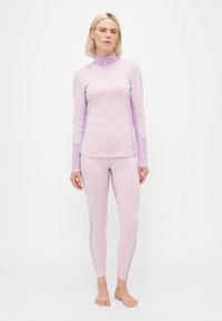 Ljust rosa träningslinne och leggings med blomstertryck, kontrasterande blå sömmar och design med halv dragkedja. Slät, elastisk tyg.