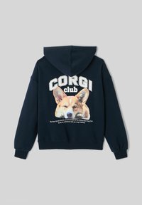 Sweatshirt à capuche bleu marine présentant un grand graphique de corgi et le texte "CORGI club" au dos. Le matériau semble doux et texturé.
