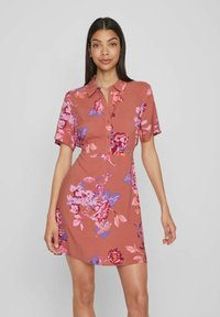 VILA KURZÄRMELIGES - Tričkové šaty - brick dust