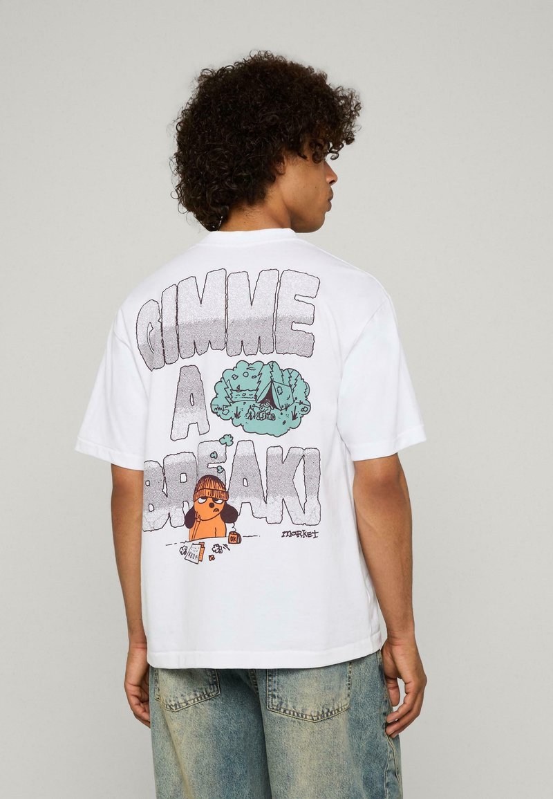 Bílá bavlněná tričko s velkým potiskem na zádech s textem "DEJ MI CHVÍLI." Obsahuje kresbu postavy s kloboukem.