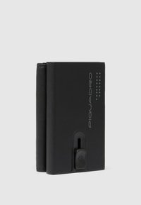 Zwarte leren portemonnee met een gladde textuur, voorzien van een stevige sluiting en geperst logo. Compact rechthoekig ontwerp met afgeronde hoeken.