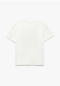 Camiseta de algodón blanca, de manga corta, con cuello redondo, tejido texturizado, sin gráficos ni patrones visibles, acabado limpio en el dobladillo y las mangas.