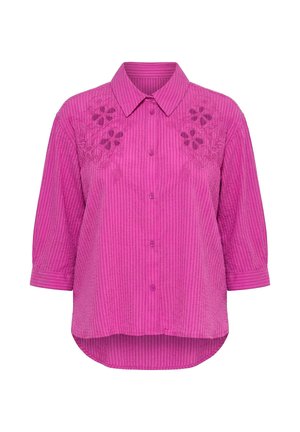 Heldere roze blouse met verticale strepen, bloemen cutout borduurwerk op de schouders, knoopsluiting aan de voorkant, 3/4 mouwen en een afgeronde zoom die aan de achterkant langer is.