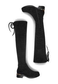 Czarne kozaki za kolano zamszowe, z bocznym zamkiem błyskawicznym, wiązaniem na górze oraz niskim, słupkowym obcasem z złotym akcentem.