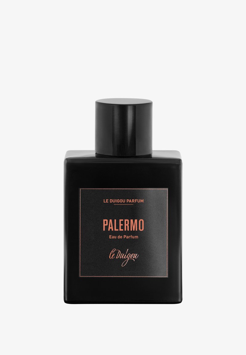 Schwarze rechteckige Flasche mit einem zylindrischen Deckel. Das Etikett zeigt "PALERMO" in orangefarbener Schrift, sowie "Eau de Parfum" und die Marke "le Duigou".