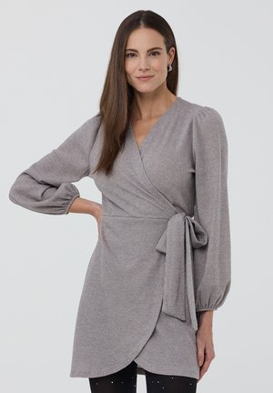 Abito avvolgente grigio con maniche lunghe a sbuffo, cintura in vita e tessuto strutturato con una sottile lucentezza. Design liscio, lungo fino al ginocchio.