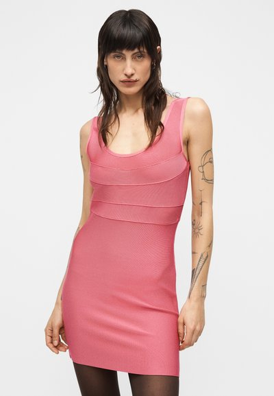 Ροζ εφαρμοστό φόρεμα από υφή υφάσματος, με λαιμόκοψη σε σχήμα σκάφης και στρωμένο σχέδιο στο πάνω μέρος, με λεπτές τιράντες στους ώμους.