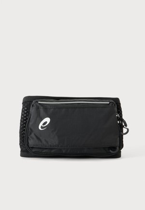 Schwarze, mit Reißverschluss versehene Gürteltasche mit Netzseiten und kleinem weißem Logo auf der Fronttasche vor schlichtem hellem Hintergrund.