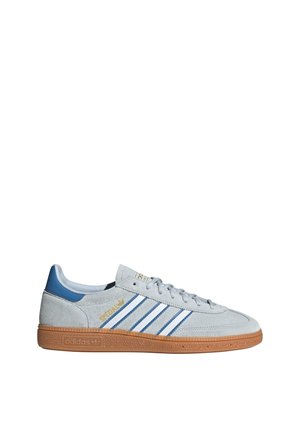 Grå Adidas Spezial sneaker med blå og hvide striber, blå hælstrop, gyldent bogstavtryk og gummisål, set fra siden på hvid baggrund.
