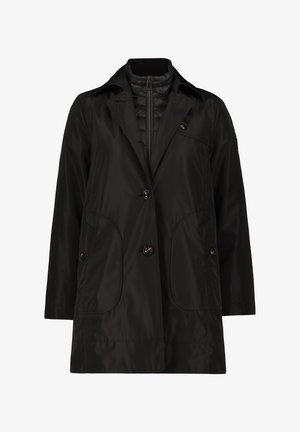 Černý lehký kabát s uzávěrem na knoflík, dvěma bočními kapsami a vroubkovaným límcem. Obsahuje prošívanou podšívku pro větší teplo.