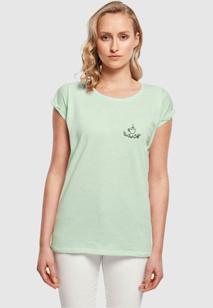 Minzgrünes kurzärmliges T-Shirt aus weicher Baumwolle, mit einem kleinen Kaffeetassen-Graphic und Text auf der linken Brustseite.