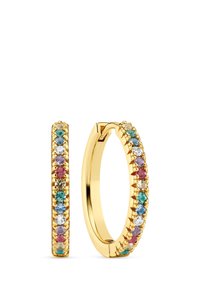 Orecchini a cerchio in oro con una fila di gemme multicolori, tra cui rosa, blu e verde, incastonate in un design liscio e arrotondato.