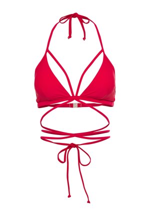 Haut de bikini rouge avec un design de coque triangulaire, des liens fins au cou et dans le dos, et des découpes sur les côtés, fabriqué à partir d'un matériau lisse et extensible.