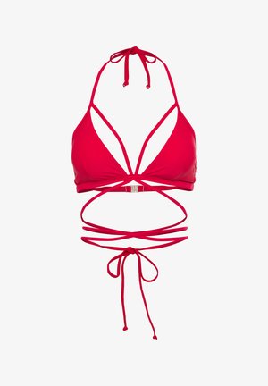 Haut de bikini rouge avec un design de coque triangulaire, des liens fins au cou et dans le dos, et des découpes sur les côtés, fabriqué à partir d'un matériau lisse et extensible.