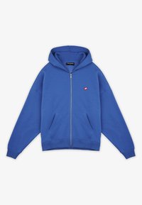 Felpa blu con zip realizzata in tessuto morbido, dotata di tasca frontale, cappuccio con cordino e un piccolo logo rosso sul petto sinistro.