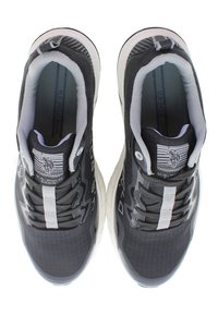 Czarne buty sportowe z teksturowaną cholewką, białą podeszwą środkową i szarymi akcentami. Posiadają wzorzysty język oraz sznurówki z detalami marki.