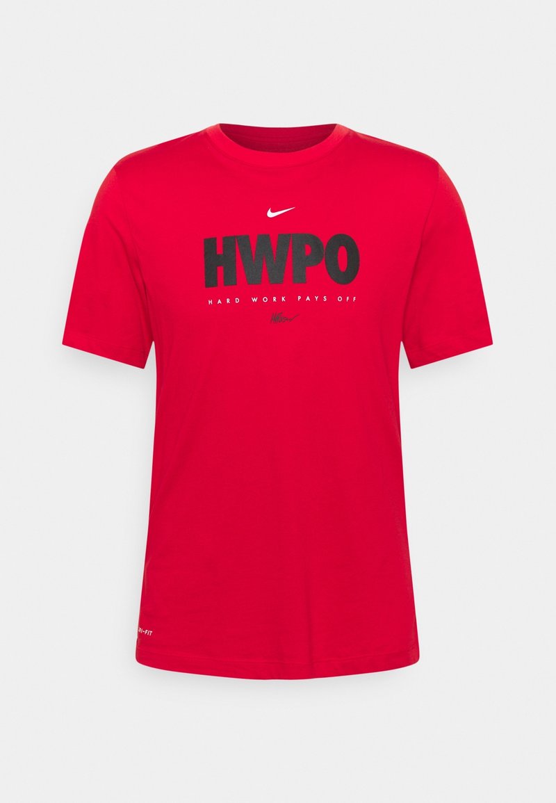 Červené tričko Nike Dri-FIT s krátkým rukávem s černým nápisem "HWPO" a bílým nápisem "Hard Work Pays Off" na přední straně.