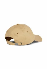 Cappellino da baseball beige in cotone con visiera curva, fascia regolabile sul retro e sei fori di ventilazione. Design semplice, senza motivi.