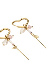 Boucles d'oreilles en forme de cœur en or avec des accents de perles et de perles roses, dotées d'une chaîne délicate et de détails en coquillage, créant un design en couches.