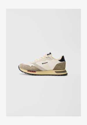 Beige und hellbraune Sneakers aus Wildleder mit Mesh-Akzenten, verstärktem Absatz und einer strukturierten schwarzen Gummisohle. Verfügt über ein dezentes Logo.