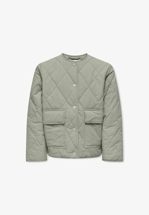 Lysegrøngrå quiltet jakke med rund halsudskæring, trykknaplukning, lange ærmer og to forlommer med klap.