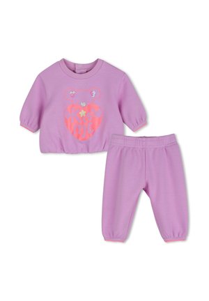 Tenue lilas pour tout-petit avec haut à manches longues présentant un cœur rose et les mots "Kiss me" et pantalon assorti à taille élastique.