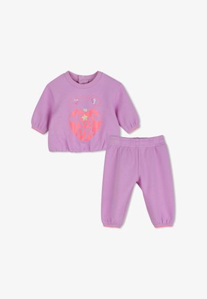 Tenue lilas pour tout-petit avec haut à manches longues présentant un cœur rose et les mots "Kiss me" et pantalon assorti à taille élastique.
