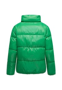 Groene puffjack met een glanzende afwerking, hoge kraag en horizontale stiksels. Heeft een relaxte pasvorm en geen zichtbare sluitingen.