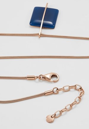 Naszyjnik z łańcuszkiem w kolorze różowego złota z niebieską, kwadratową zawieszką, zapięciem typu karabińczyk oraz regulowanym łańcuszkiem na białym tle.