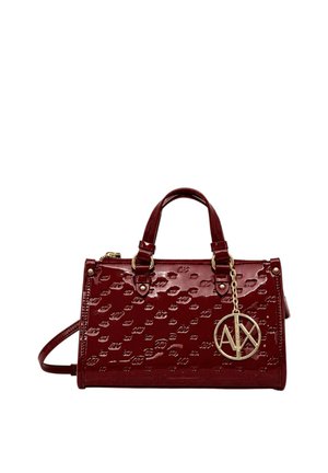 Borsa a mano rosso scuro lucida con motivo logo in rilievo, doppi manici, tracolla staccabile e ciondolo rotondo dorato con logo appeso davanti.