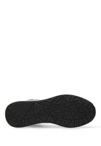 Černá gumová podrážka tenisky s geometrickým vzorem, která má texturované povrchy a mírný zakřivení podél okrajů pro lepší přilnavost.