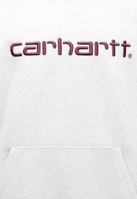 Γκρι φούτερ με κεντημένο μπορντό λογότυπο "carhartt" στο μπροστινό μέρος, με τσέπη μπροστά και μαλακό, υφή ύφασμα.