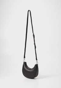 Borsa nera a forma curva, superficie testurizzata, accessori in metallo argentato e una singola tracolla regolabile. Chiusura con zip nella parte superiore.