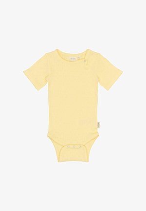 Geel kortärmige jumpsuit van gestructureerde stof, met een ronde hals, drukknoopsluiting op de schouder en drie drukknoopjes onderaan.