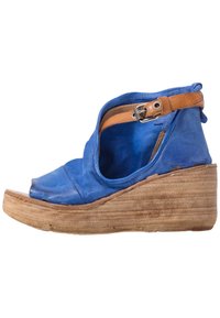 Modré kožené sandály na klínu s otevřenou špičkou, hnědým nastavitelným páskem s kovovou sponou a texturovanou dřevěnou podrážkou.