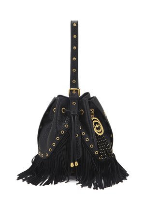 Borsa a secchiello in pelle nera con finiture dorate, borchie decorative e lunghe frange alla base. Presenta una finitura testurizzata e chiusura con coulisse.