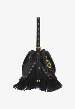 Borsa a secchiello in pelle nera con finiture dorate, borchie decorative e lunghe frange alla base. Presenta una finitura testurizzata e chiusura con coulisse.