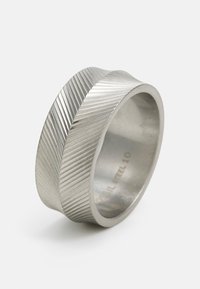 Sølv rustfrit stålring med et tekstureret, rillende design. Har en glat inderside og en mat finish. Størrelse angivet indeni.