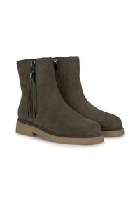 Botki za kostkę z faux zamszu w ciemnozielonym kolorze, ze zdobieniami w postaci ćwieków, suwakiem z boku oraz detalem w postaci frędzli. Kremowa gumowa podeszwa dodaje kontrastu.