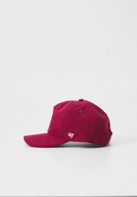 Burgunder kordfløyelslue med buet skygge, med brodert logo på fronten og metal ventilasjonsøyer på sidene.