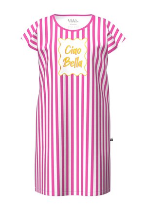 Frau mit blondem Haar, die ein rosa-weiß gestreiftes Shirt mit dem Text „Ciao Bella“ trägt, steht mit den Händen in den Hüften vor weißem Hintergrund.