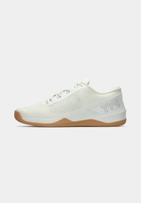 Witte low-top sport schoen met een bovenwerk van mesh, gumrubberen zool, vetersluiting en "TYR" logo aan de zijkant van de hak.