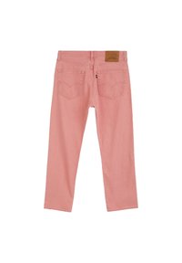 Jean en denim rose avec une coupe droite, un design à cinq poches et une étiquette en cuir marron sur la taille arrière.