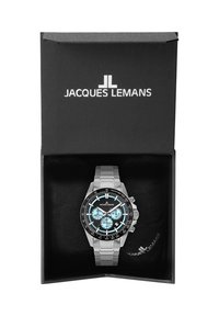 Orologio Jacques Lemans in una scatola nera presenta un bracciale in acciaio inox argento, un quadrante nero con accenti blu e una lunetta tachimetrica.